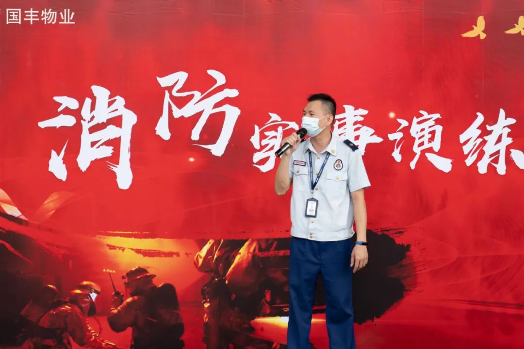 陈村消防队教官冼仲恒讲解消防知识.jpg