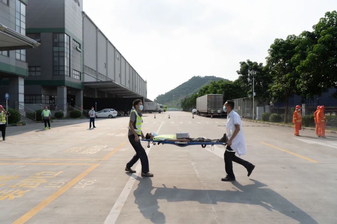 园区救护组开展“伤员”救助.jpg