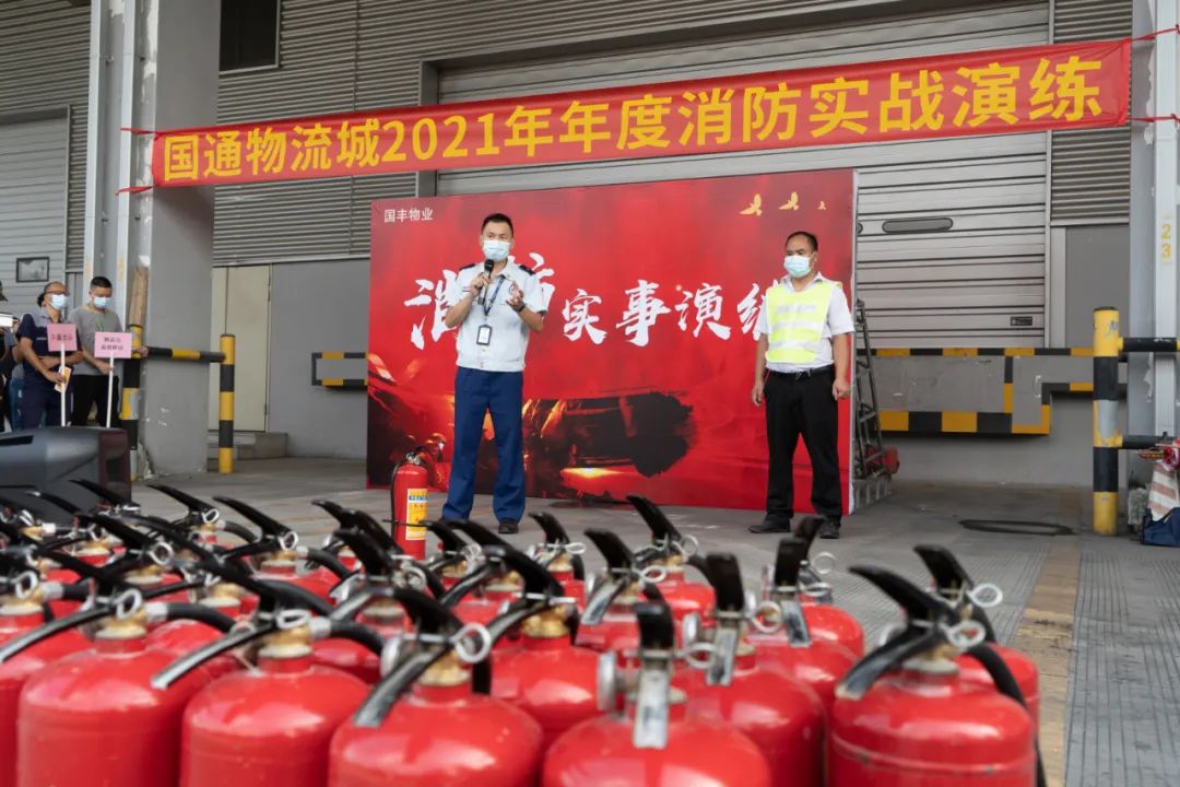 冼仲恒教官演示消防器材使用方法1.jpg