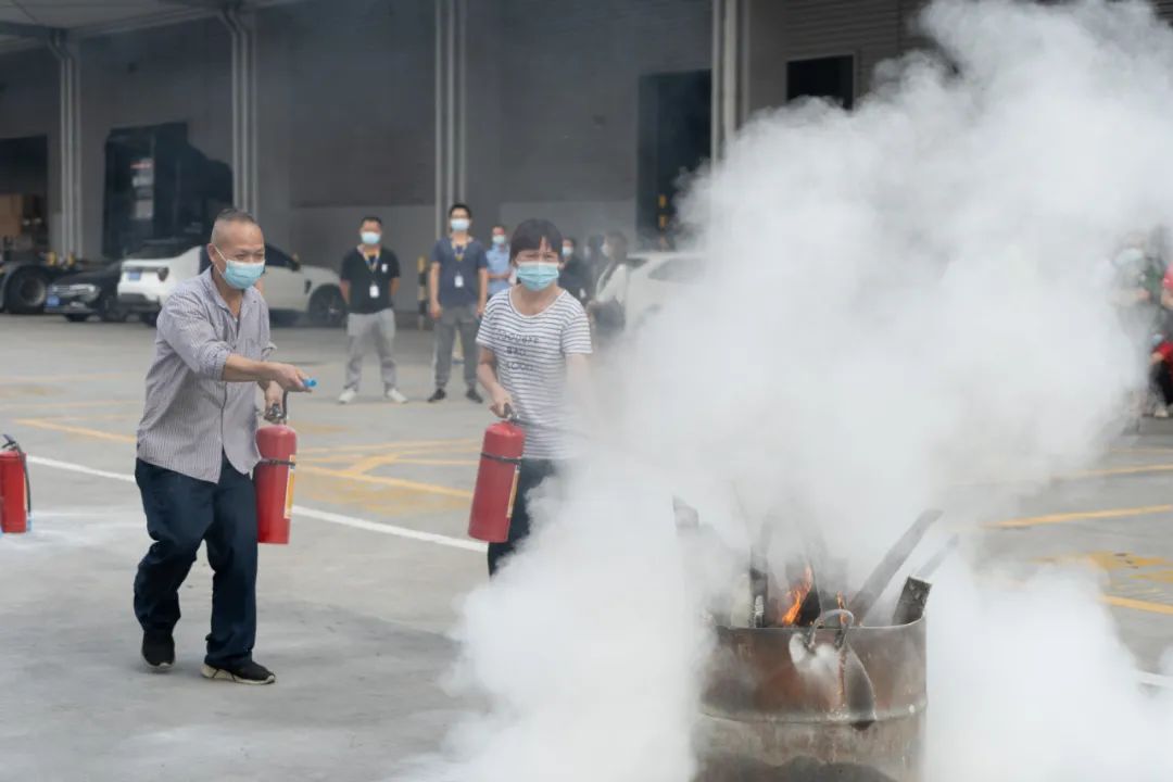 园区租户参与到实战演练中，扑灭燃烧的火势2.jpg